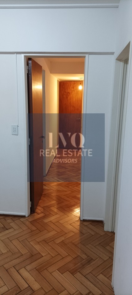 BELGRANO 4 Ambientes muy amplios 90m2 + Balcon 8m2 corrido al Frente TODO LUZ + Dep. de Servicio c/ baño - Recien pintado + Pisos de parquet restaurados e hidrolaqueados a nuevo.