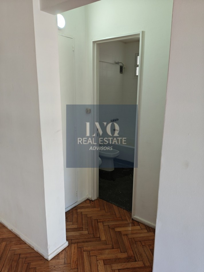 RETIRO 2 Ambientes 50m² con BALCON al confrente muy luminoso sobre la calle Esmerada e/ Av. Del Libertador y Arroyo. RECICLADO A NUEVO.-