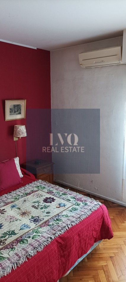 Semi Piso con Palier y ascensor Privados 3 Ambientes muy amplios 120m²- Balcon corrido al frente. 2 habitaciones muy amplias a contrafrente + escritorio o, play room o dep. de servicios al frente. 3 Baños.-