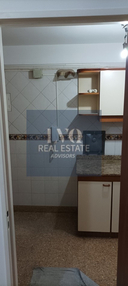 BELGRANO 4 Ambientes muy amplios 90m2 + Balcon 8m2 corrido al Frente TODO LUZ + Dep. de Servicio c/ baño - Recien pintado + Pisos de parquet restaurados e hidrolaqueados a nuevo.