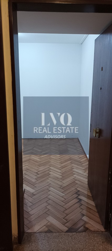 BELGRANO 4 Ambientes muy amplios 90m2 + Balcon 8m2 corrido al Frente TODO LUZ + Dep. de Servicio c/ baño - Recien pintado + Pisos de parquet restaurados e hidrolaqueados a nuevo.