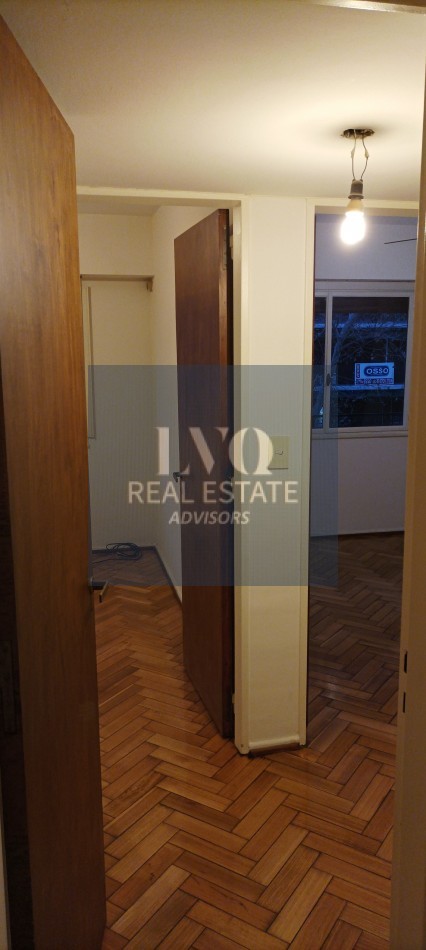 BELGRANO 4 Ambientes muy amplios 90m2 + Balcon 8m2 corrido al Frente TODO LUZ + Dep. de Servicio c/ baño - Recien pintado + Pisos de parquet restaurados e hidrolaqueados a nuevo.