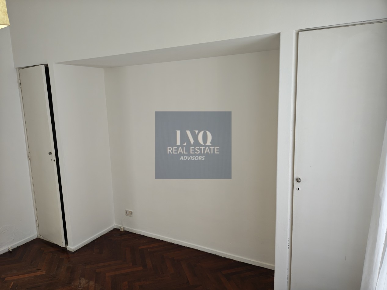 RECOLETA 2 Ambientes 50m²- TODO SOL - LUZ - Living muy amplio, 1 Dormitorio muy comodo con placares de guardado. Baño completo con bañera + Cocina independiente con ventana al frente, muy aireado. -