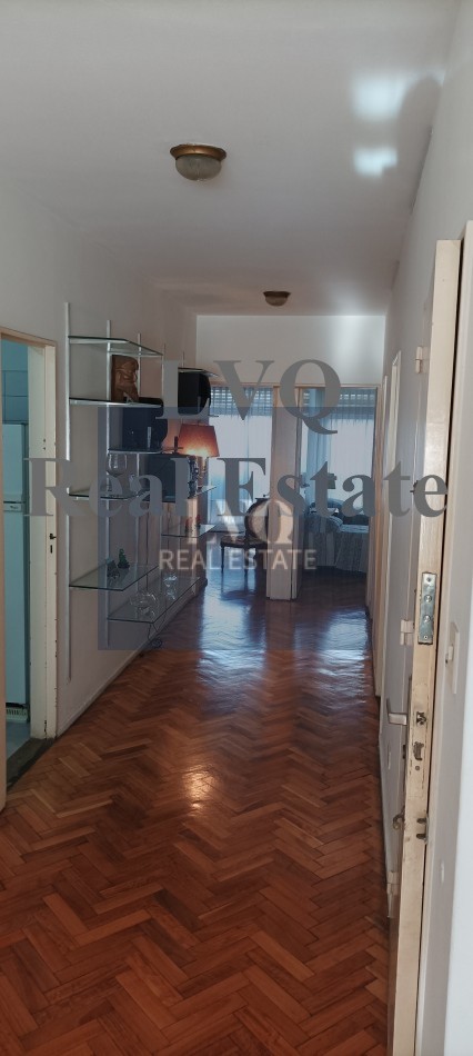 Semi Piso con Palier y ascensor Privados 3 Ambientes muy amplios 120m²- Balcon corrido al frente. 2 habitaciones muy amplias a contrafrente + escritorio o, play room o dep. de servicios al frente. 3 Baños.-