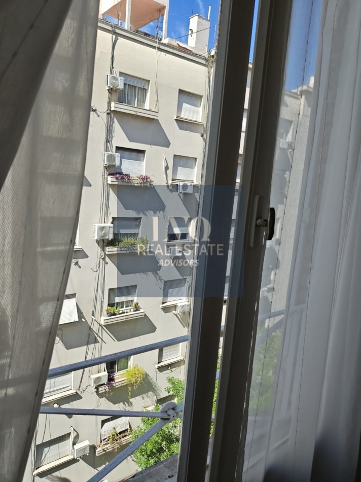 RECOLETA 2 Ambientes 50m²- TODO SOL - LUZ - Living muy amplio, 1 Dormitorio muy comodo con placares de guardado. Baño completo con bañera + Cocina independiente con ventana al frente, muy aireado. -