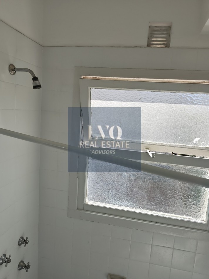 RECOLETA 2 Ambientes 50m²- TODO SOL - LUZ - Living muy amplio, 1 Dormitorio muy comodo con placares de guardado. Baño completo con bañera + Cocina independiente con ventana al frente, muy aireado. -