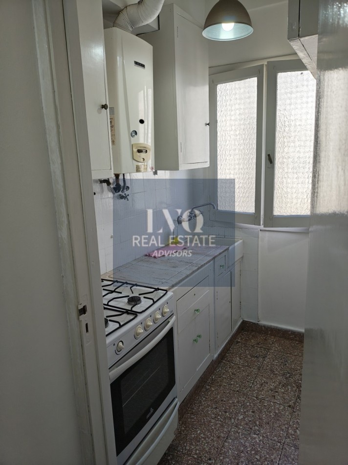 RECOLETA 2 Ambientes 50m²- TODO SOL - LUZ - Living muy amplio, 1 Dormitorio muy comodo con placares de guardado. Baño completo con bañera + Cocina independiente con ventana al frente, muy aireado. -