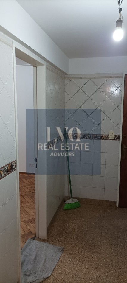 BELGRANO 4 Ambientes muy amplios 90m2 + Balcon 8m2 corrido al Frente TODO LUZ + Dep. de Servicio c/ baño - Recien pintado + Pisos de parquet restaurados e hidrolaqueados a nuevo.