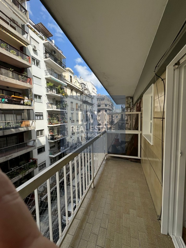 RECOLETA 1 ambiente MONTEVIDEO 1192 Piso 5 Depto A TODO LUZ+BALCON CORRIDO+Cocina ind.+Baño Completo - RECICLADO + AMOBLADO - IDEAL AirBnB