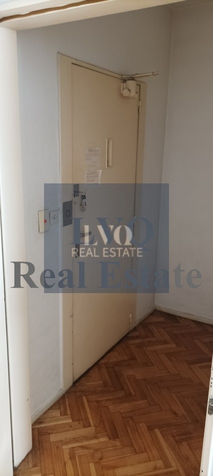 Semi Piso con Palier y ascensor Privados 3 Ambientes muy amplios 120m²- Balcon corrido al frente. 2 habitaciones muy amplias a contrafrente + escritorio o, play room o dep. de servicios al frente. 3 Baños.-