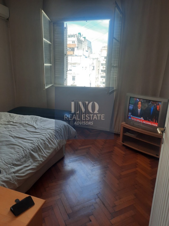 Plaza SAN MARTIN 2 ½ Ambientes MUY AMPLIOS - Superficie 62m² aprox.- Linving + comedor muy amplio con vista al contrafrente lateral - Cocina independiente con espacio Heladera + Lavarropas bajo mesada. Habitacion muy amplia con ventanal externo muy lumin