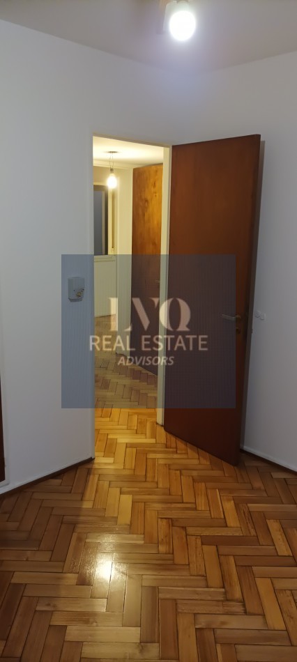 BELGRANO 4 Ambientes muy amplios 90m2 + Balcon 8m2 corrido al Frente TODO LUZ + Dep. de Servicio c/ baño - Recien pintado + Pisos de parquet restaurados e hidrolaqueados a nuevo.