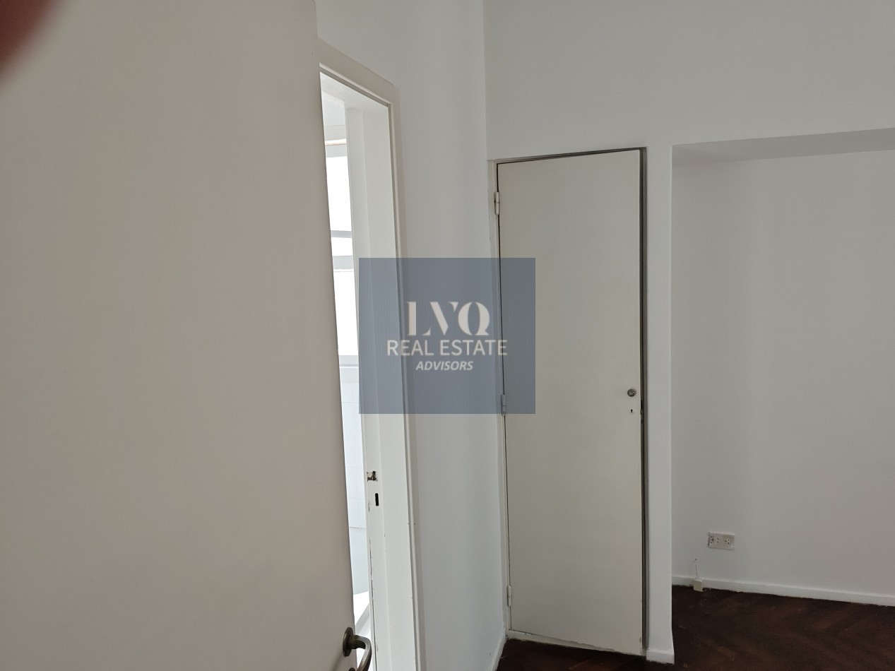RECOLETA 2 Ambientes 50m²- TODO SOL - LUZ - Living muy amplio, 1 Dormitorio muy comodo con placares de guardado. Baño completo con bañera + Cocina independiente con ventana al frente, muy aireado. -