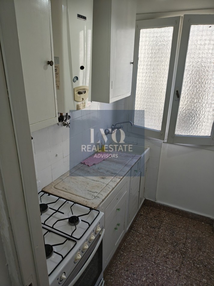 RECOLETA 2 Ambientes 50m²- TODO SOL - LUZ - Living muy amplio, 1 Dormitorio muy comodo con placares de guardado. Baño completo con bañera + Cocina independiente con ventana al frente, muy aireado. -