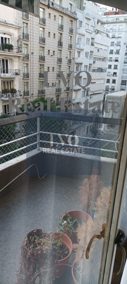 Semi Piso con Palier y ascensor Privados 3 Ambientes muy amplios 120m²- Balcon corrido al frente. 2 habitaciones muy amplias a contrafrente + escritorio o, play room o dep. de servicios al frente. 3 Baños.-