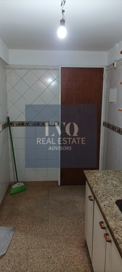 BELGRANO 4 Ambientes muy amplios 90m2 + Balcon 8m2 corrido al Frente TODO LUZ + Dep. de Servicio c/ baño - Recien pintado + Pisos de parquet restaurados e hidrolaqueados a nuevo.
