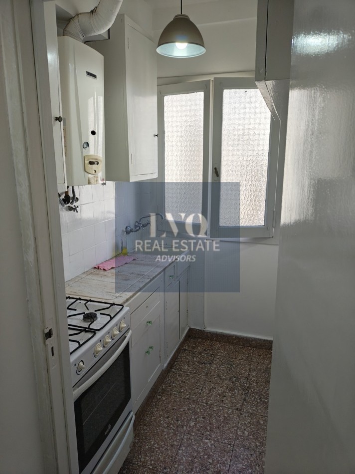 RECOLETA 2 Ambientes 50m²- TODO SOL - LUZ - Living muy amplio, 1 Dormitorio muy comodo con placares de guardado. Baño completo con bañera + Cocina independiente con ventana al frente, muy aireado. -