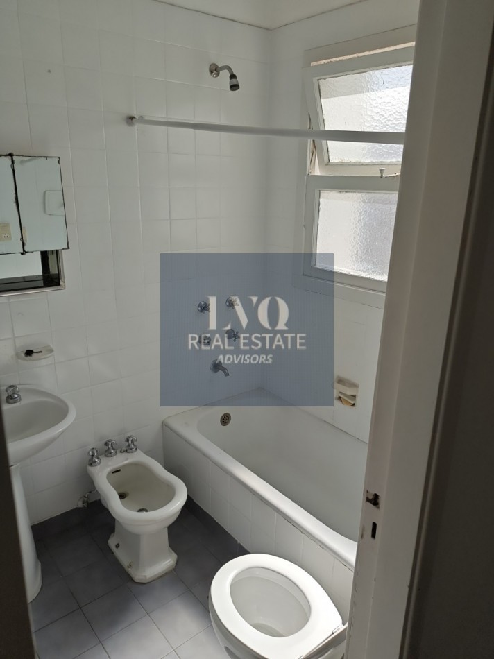 RECOLETA 2 Ambientes 50m²- TODO SOL - LUZ - Living muy amplio, 1 Dormitorio muy comodo con placares de guardado. Baño completo con bañera + Cocina independiente con ventana al frente, muy aireado. -