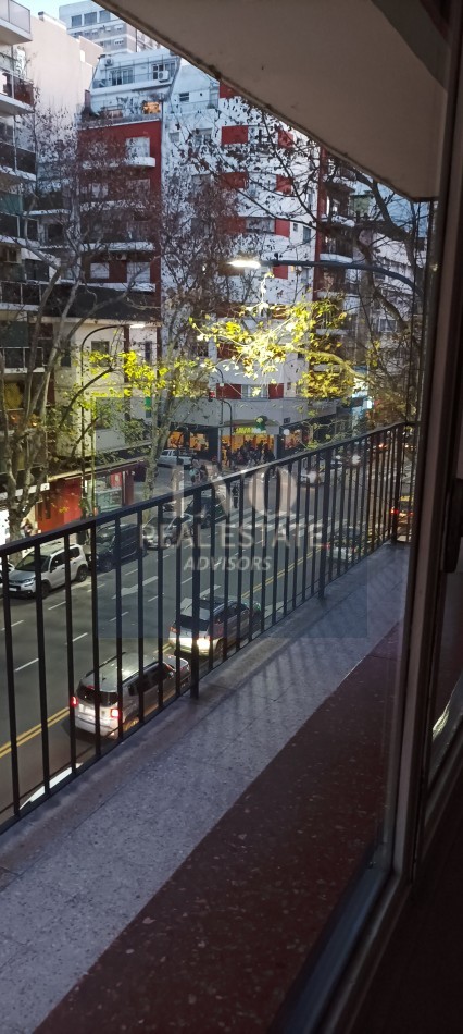 BELGRANO 4 Ambientes muy amplios 90m2 + Balcon 8m2 corrido al Frente TODO LUZ + Dep. de Servicio c/ baño - Recien pintado + Pisos de parquet restaurados e hidrolaqueados a nuevo.