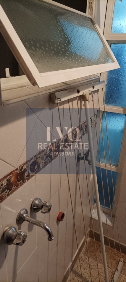 BELGRANO 4 Ambientes muy amplios 90m2 + Balcon 8m2 corrido al Frente TODO LUZ + Dep. de Servicio c/ baño - Recien pintado + Pisos de parquet restaurados e hidrolaqueados a nuevo.