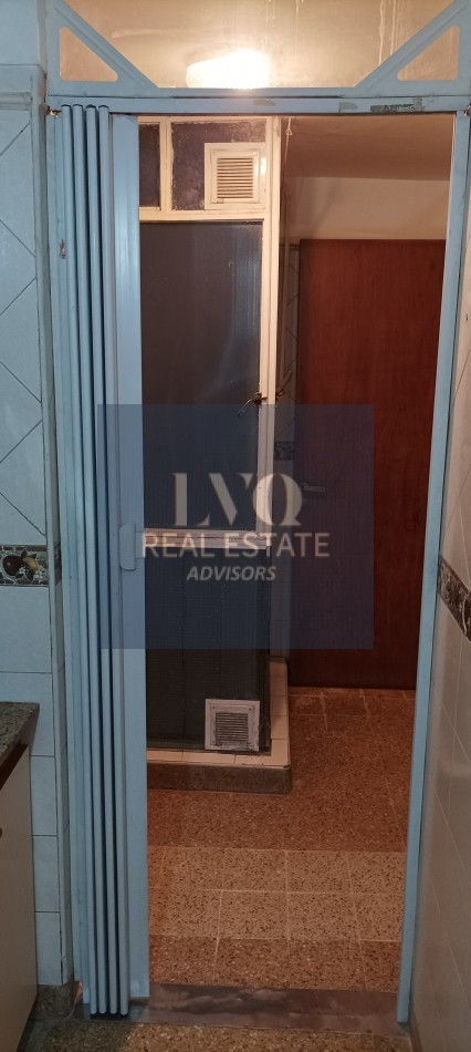 BELGRANO 4 Ambientes muy amplios 90m2 + Balcon 8m2 corrido al Frente TODO LUZ + Dep. de Servicio c/ baño - Recien pintado + Pisos de parquet restaurados e hidrolaqueados a nuevo.