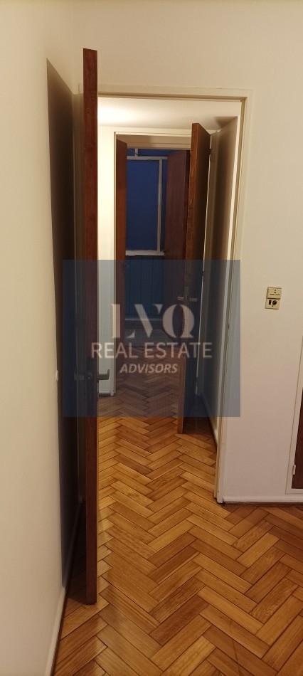 BELGRANO 4 Ambientes muy amplios 90m2 + Balcon 8m2 corrido al Frente TODO LUZ + Dep. de Servicio c/ baño - Recien pintado + Pisos de parquet restaurados e hidrolaqueados a nuevo.