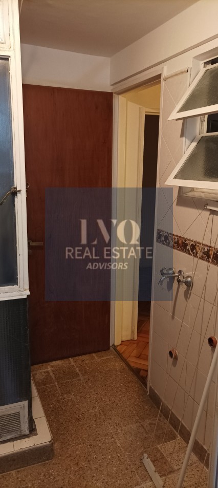 BELGRANO 4 Ambientes muy amplios 90m2 + Balcon 8m2 corrido al Frente TODO LUZ + Dep. de Servicio c/ baño - Recien pintado + Pisos de parquet restaurados e hidrolaqueados a nuevo.