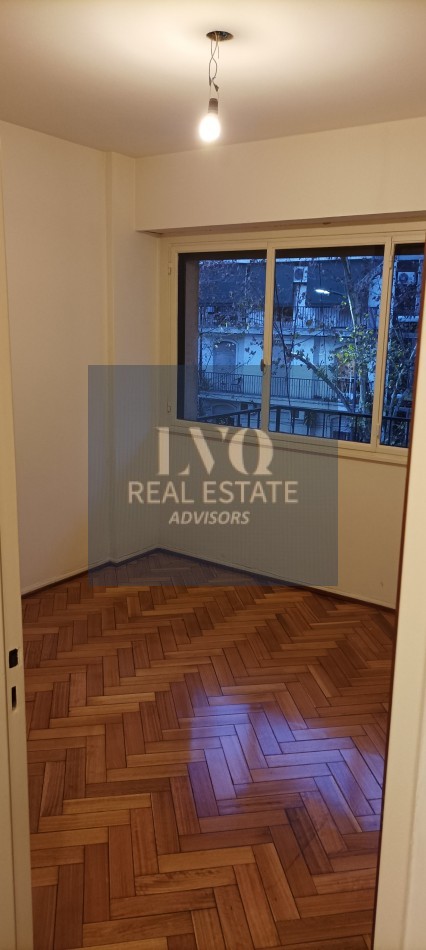 BELGRANO 4 Ambientes muy amplios 90m2 + Balcon 8m2 corrido al Frente TODO LUZ + Dep. de Servicio c/ baño - Recien pintado + Pisos de parquet restaurados e hidrolaqueados a nuevo.