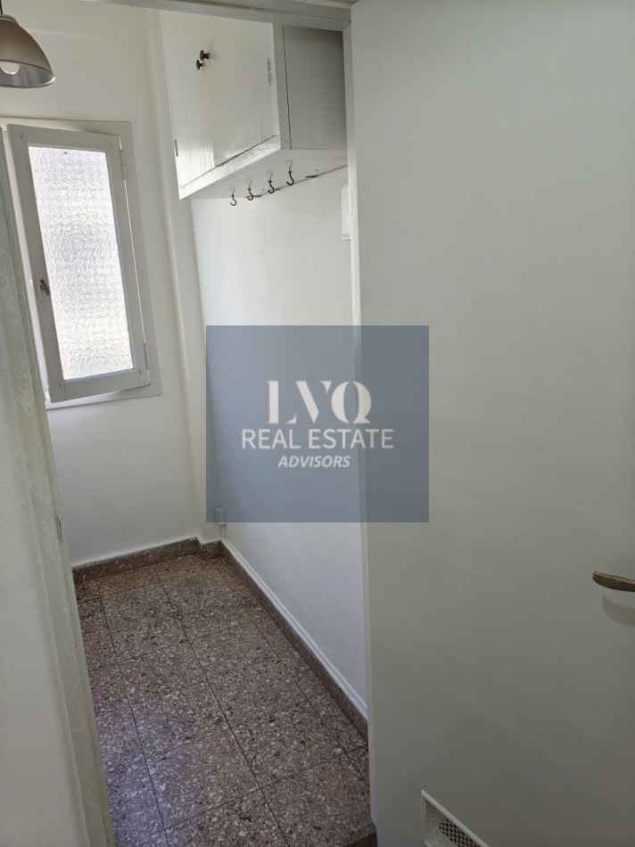 RECOLETA 2 Ambientes 50m²- TODO SOL - LUZ - Living muy amplio, 1 Dormitorio muy comodo con placares de guardado. Baño completo con bañera + Cocina independiente con ventana al frente, muy aireado. -