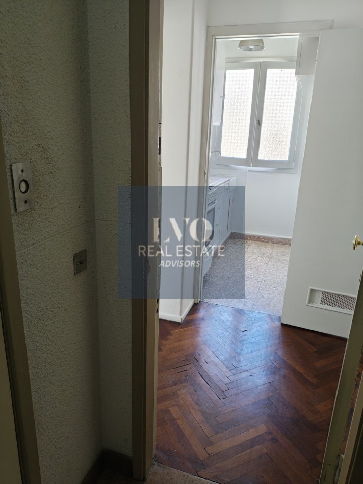 RECOLETA 2 Ambientes 50m²- TODO SOL - LUZ - Living muy amplio, 1 Dormitorio muy comodo con placares de guardado. Baño completo con bañera + Cocina independiente con ventana al frente, muy aireado. -
