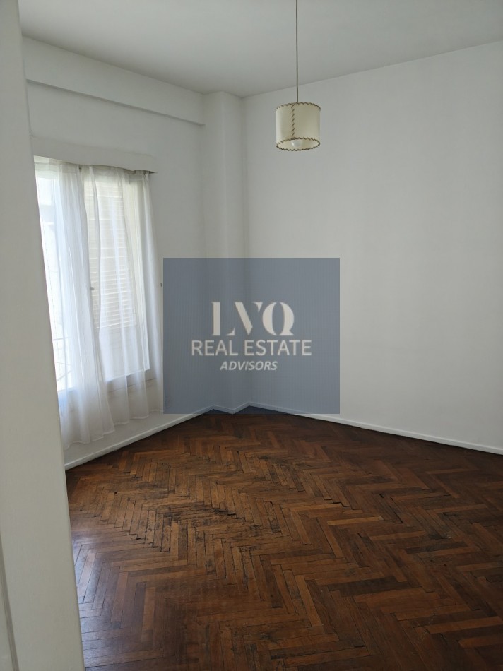 RECOLETA 2 Ambientes 50m²- TODO SOL - LUZ - Living muy amplio, 1 Dormitorio muy comodo con placares de guardado. Baño completo con bañera + Cocina independiente con ventana al frente, muy aireado. -