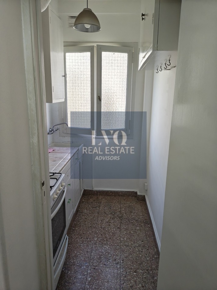 RECOLETA 2 Ambientes 50m²- TODO SOL - LUZ - Living muy amplio, 1 Dormitorio muy comodo con placares de guardado. Baño completo con bañera + Cocina independiente con ventana al frente, muy aireado. -