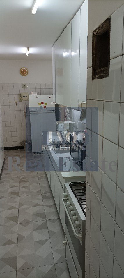 Semi Piso con Palier y ascensor Privados 3 Ambientes muy amplios 120m²- Balcon corrido al frente. 2 habitaciones muy amplias a contrafrente + escritorio o, play room o dep. de servicios al frente. 3 Baños.-