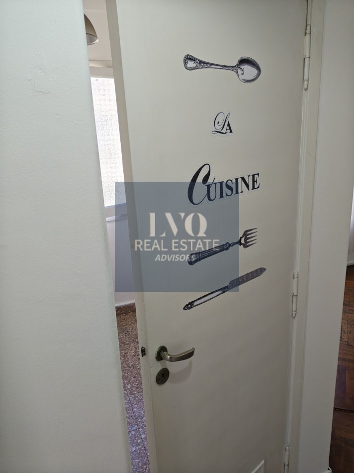 RECOLETA 2 Ambientes 50m²- TODO SOL - LUZ - Living muy amplio, 1 Dormitorio muy comodo con placares de guardado. Baño completo con bañera + Cocina independiente con ventana al frente, muy aireado. -