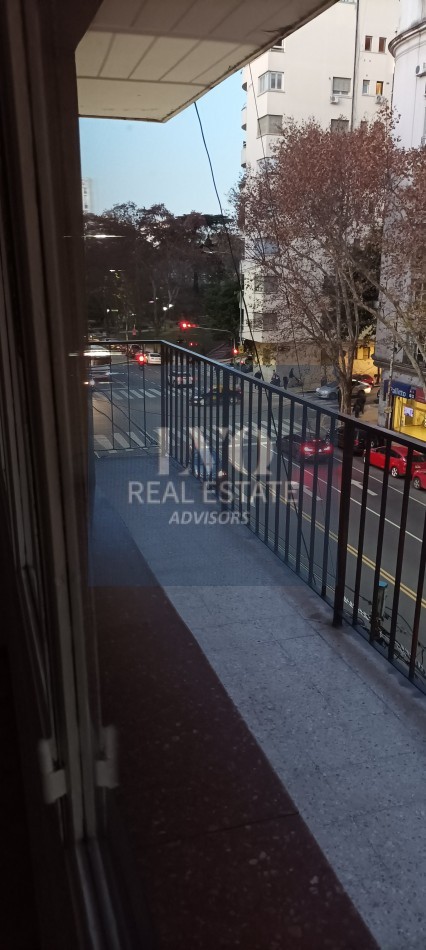 BELGRANO 4 Ambientes muy amplios 90m2 + Balcon 8m2 corrido al Frente TODO LUZ + Dep. de Servicio c/ baño - Recien pintado + Pisos de parquet restaurados e hidrolaqueados a nuevo.
