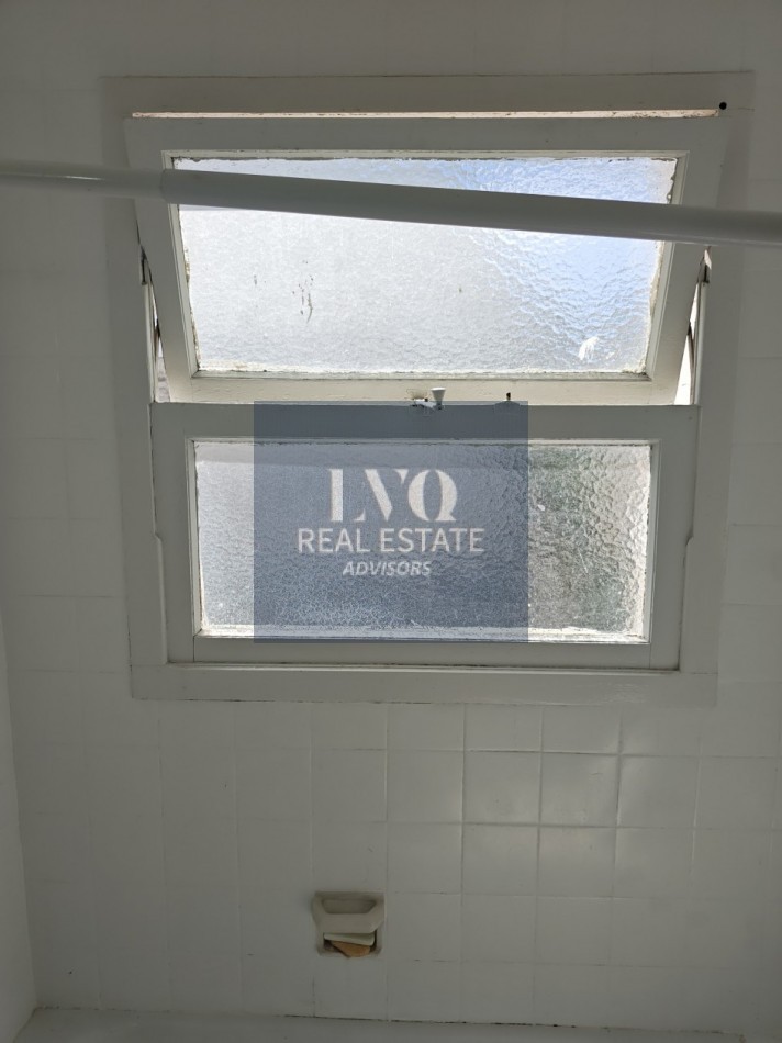 RECOLETA 2 Ambientes 50m²- TODO SOL - LUZ - Living muy amplio, 1 Dormitorio muy comodo con placares de guardado. Baño completo con bañera + Cocina independiente con ventana al frente, muy aireado. -