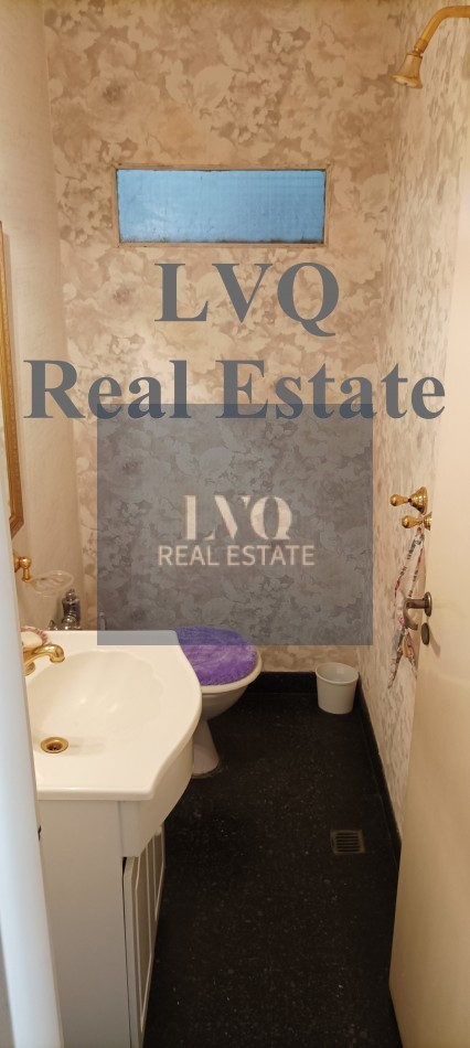 Semi Piso con Palier y ascensor Privados 3 Ambientes muy amplios 120m²- Balcon corrido al frente. 2 habitaciones muy amplias a contrafrente + escritorio o, play room o dep. de servicios al frente. 3 Baños.-