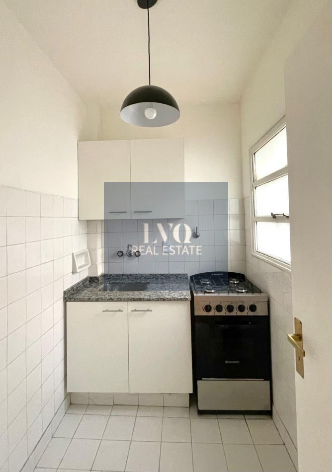 Monoambiente en Arenales y Uruguay - Recoleta