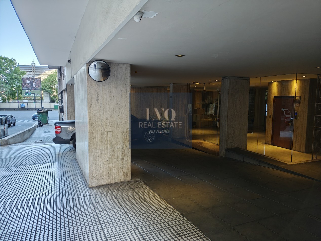 RETIRO 2 Ambientes 50m² con BALCON al confrente muy luminoso sobre la calle Esmerada e/ Av. Del Libertador y Arroyo. RECICLADO A NUEVO.-