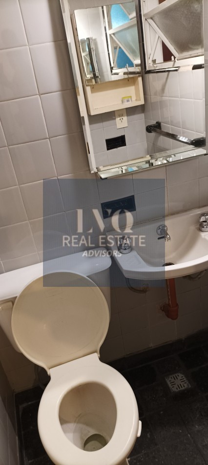 BELGRANO 4 Ambientes muy amplios 90m2 + Balcon 8m2 corrido al Frente TODO LUZ + Dep. de Servicio c/ baño - Recien pintado + Pisos de parquet restaurados e hidrolaqueados a nuevo.