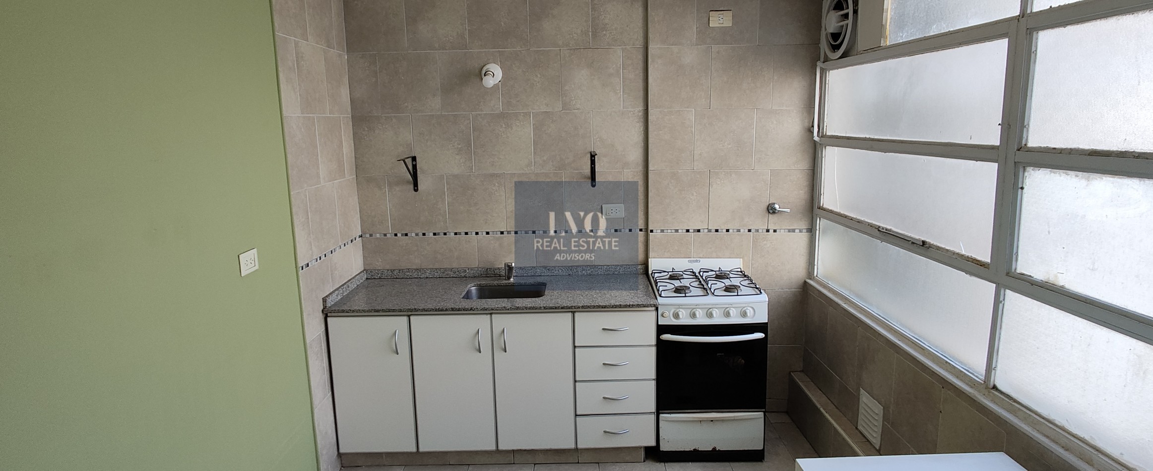 BARRIO NORTE 3 Ambientes ARENALES 2673 Piso 4. TODO LUZ+LIVING con BALCON CORRIDO+2 Habitaciones+Cocina independiente c/ comedor+Baño Completo+Toillette