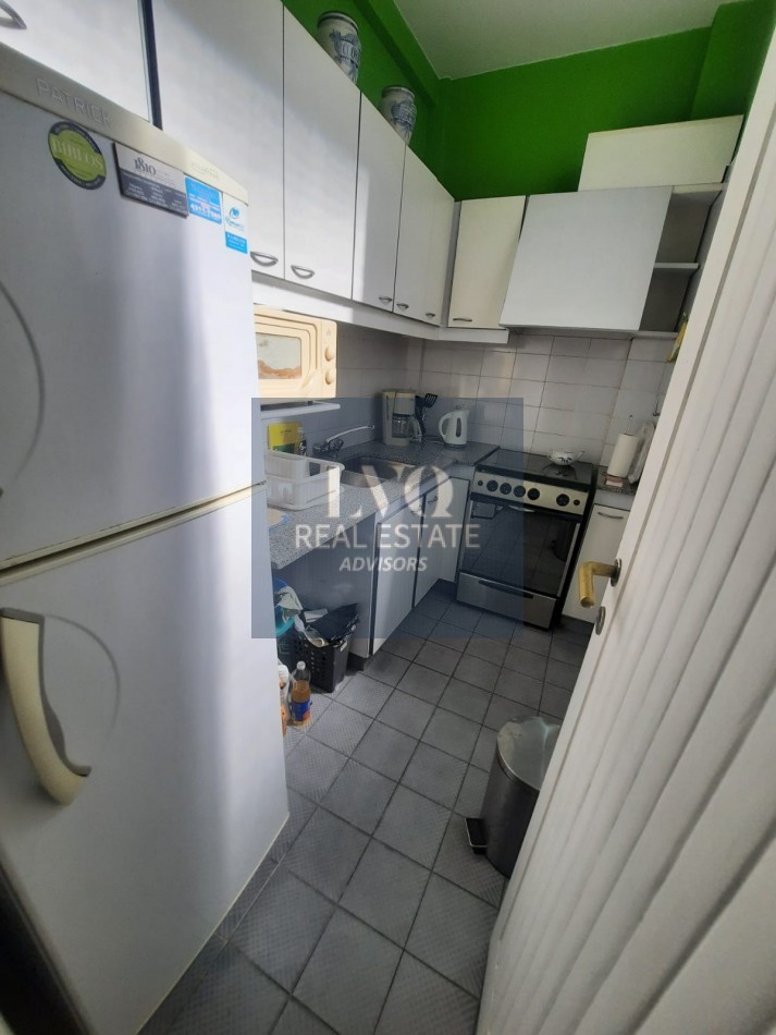 Plaza SAN MARTIN 2 ½ Ambientes MUY AMPLIOS - Superficie 62m² aprox.- Linving + comedor muy amplio con vista al contrafrente lateral - Cocina independiente con espacio Heladera + Lavarropas bajo mesada. Habitacion muy amplia con ventanal externo muy lumin
