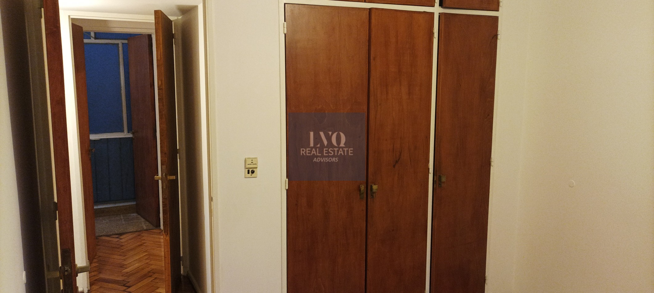BELGRANO 4 Ambientes muy amplios 90m2 + Balcon 8m2 corrido al Frente TODO LUZ + Dep. de Servicio c/ baño - Recien pintado + Pisos de parquet restaurados e hidrolaqueados a nuevo.