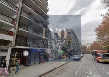 BELGRANO 4 Ambientes muy amplios 90m2 + Balcon 8m2 corrido al Frente TODO LUZ + Dep. de Servicio c/ baño - Recien pintado + Pisos de parquet restaurados e hidrolaqueados a nuevo.
